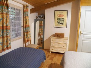 2 bedrooms, in-room safe, desk, iron/ironing board