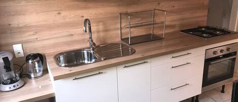 Coffee/tea maker, fridge, microwave, oven