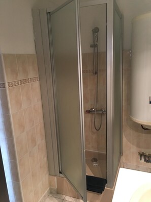 Shower, hair dryer, towels, soap - Apartment in the heart of Perpignan very quiet (Perpignan)