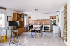 Frigorífico, microondas, horno y placa de cocina