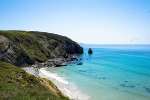 A coastal landscape with a rocky cliff and clear blue sea. - Quiet top floor flat with sea view (Crozon)