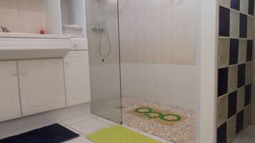 Combined shower/tub, hair dryer, towels