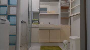 Combined shower/tub, hair dryer, towels