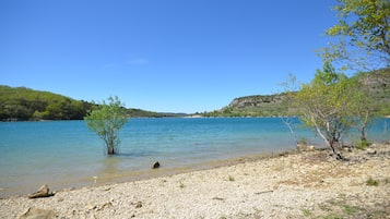 Una playa cerca