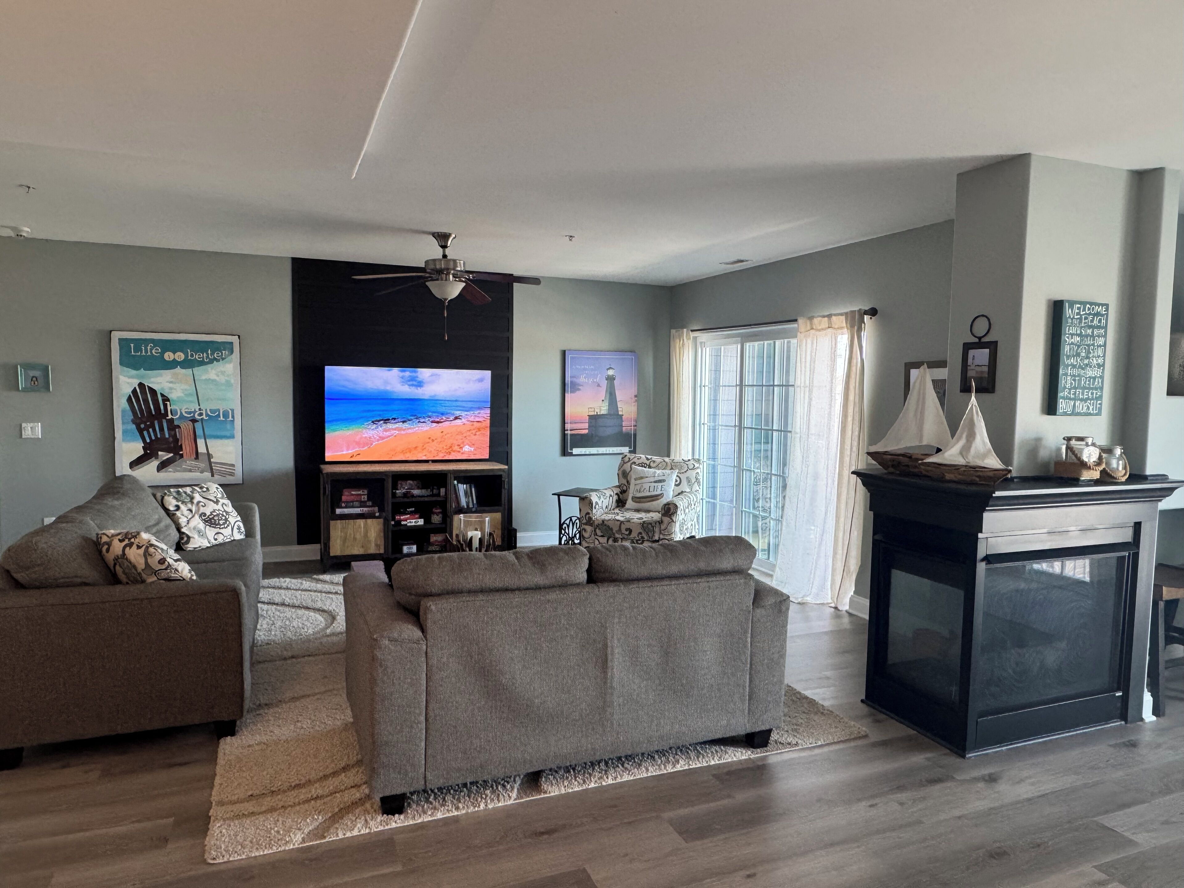 Smart TV, chimenea y libros 