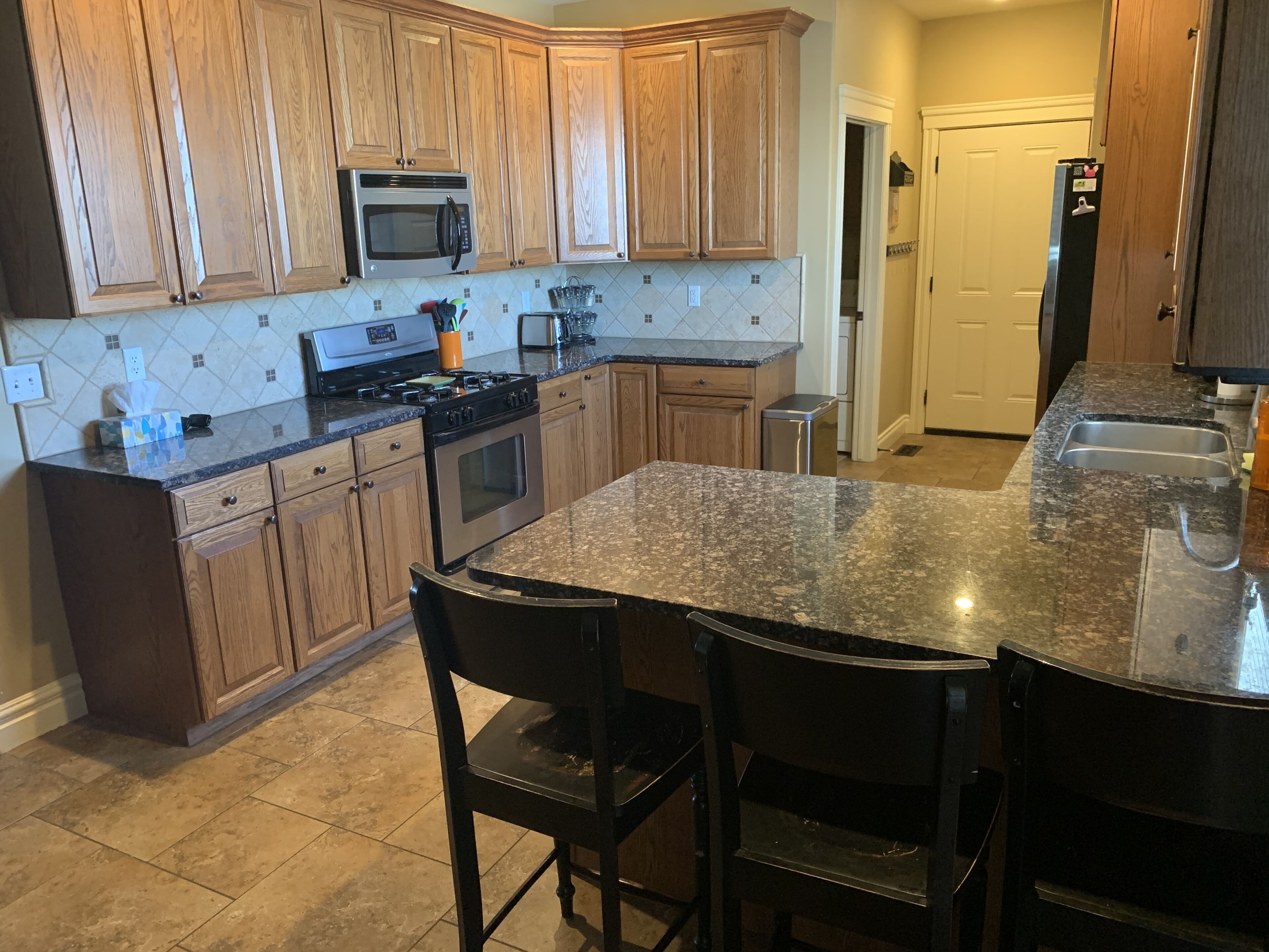 Kjøleskap, mikrobølgeovn, ovn og kokeplater