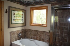 Combined shower/tub, jetted tub, hair dryer, towels