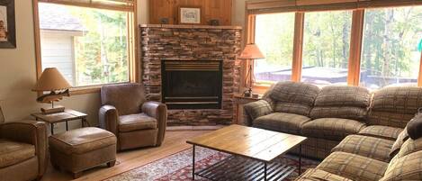 Smart TV, chimenea, videojuegos y reproductor de DVD