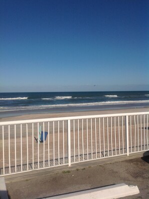 Sur la plage, chaise longue, serviettes de plage