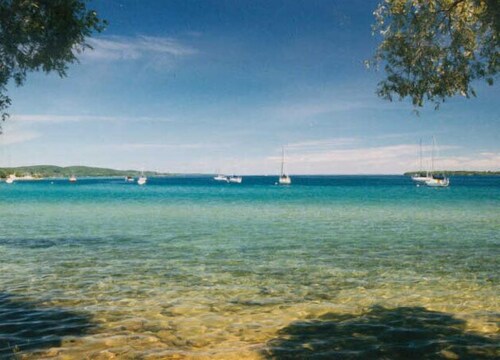 Suttons Bay-across from Marina Park/Beach/By wineries, Brewery/Beautiful Sunrise