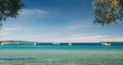 Suttons Bay-across from Marina Park/Beach/By wineries, Brewery/Beautiful Sunrise