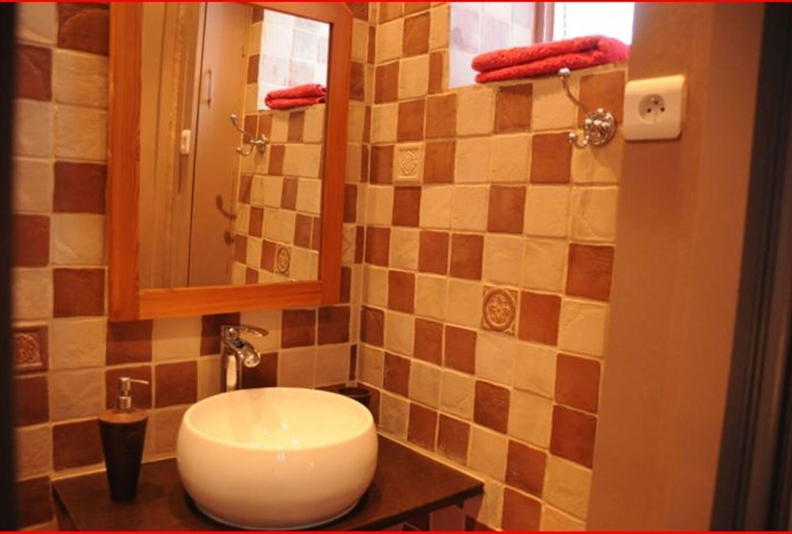 Douche, sèche-cheveux, serviettes fournies, savon