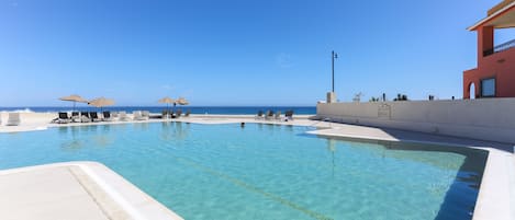 Una piscina al aire libre, una piscina climatizada