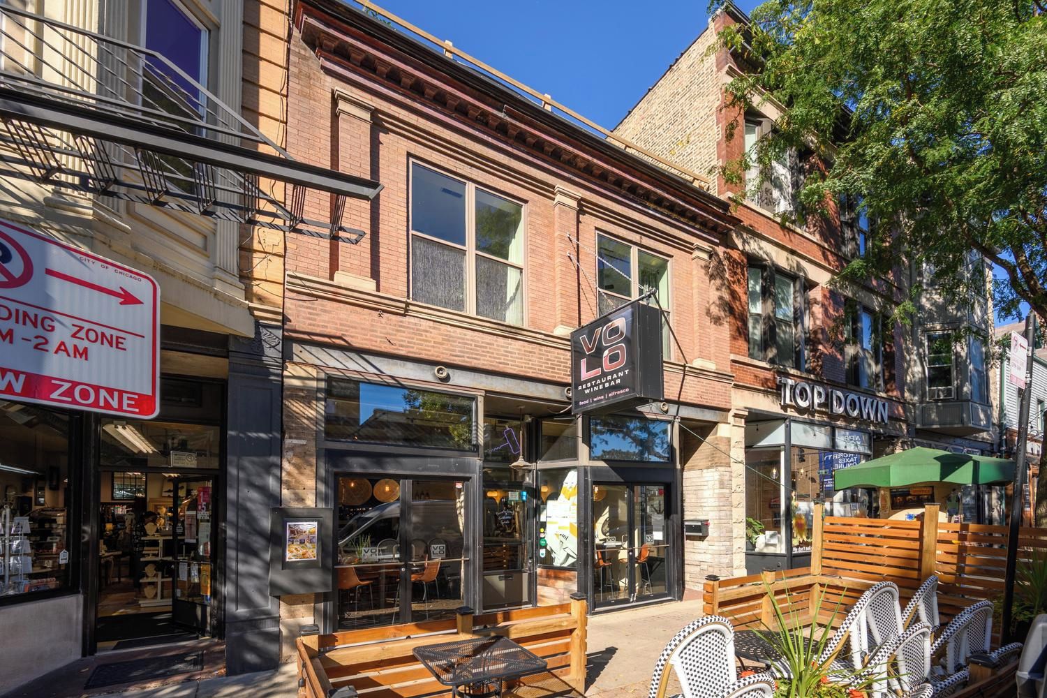 Un bâtiment en briques abritant un restaurant appelé « Ice Down » et portant une pancarte indiquant une « ZONE D’ACTIVITÉ » de 2 heures du matin à 5 heures du matin.