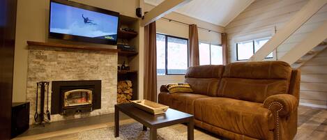 Fernseher, Kamin, Stereoanlage