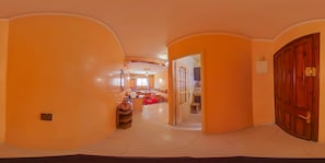 2 habitaciones, tabla de planchar con plancha, cuna de viaje y wifi 