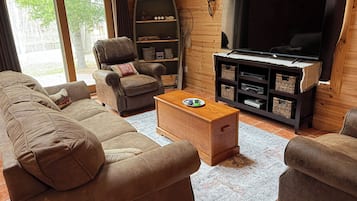 TV connectée, cheminée, lecteur de DVD, table de tennis de table