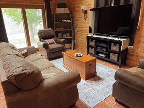 TV connectée, cheminée, lecteur de DVD, table de tennis de table