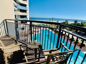 Innendørsbasseng og et oppvarmet basseng