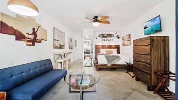 1 habitación, caja de seguridad en la habitación y escritorio