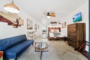 1 habitación, caja de seguridad en la habitación y escritorio 