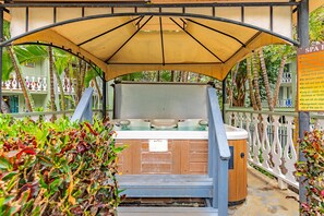 Outdoor spa tub