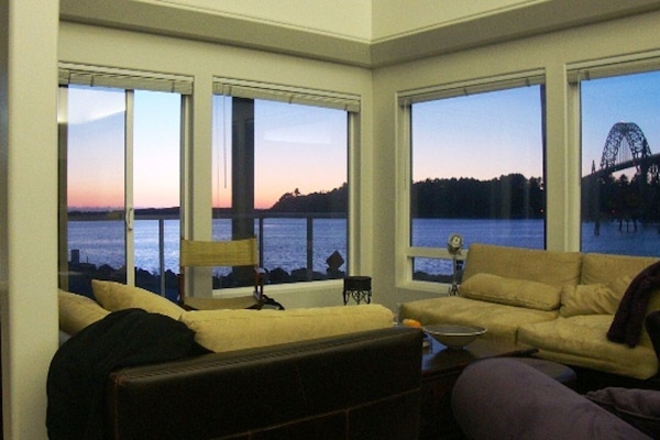 Een televisie, een open haard, een dvd-speler en tafelvoetbal