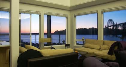 Super Oregon Coast Views & House Right on the Water, Iconic Location