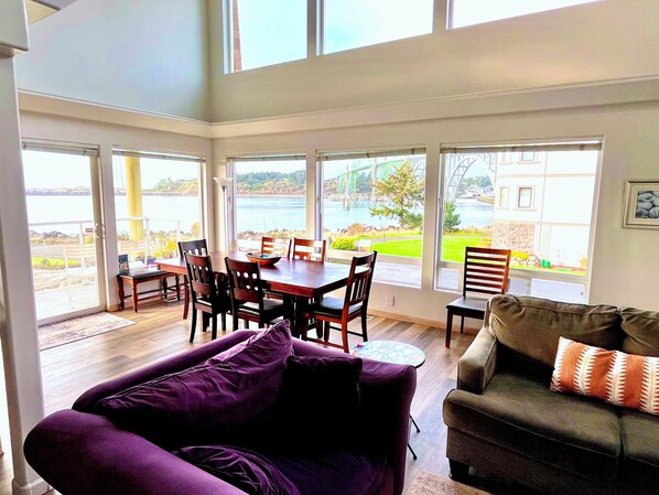 Televisión, chimenea, reproductor de DVD y futbolito 