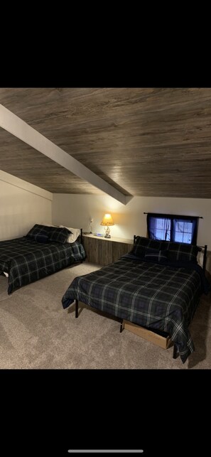 4 bedrooms, in-room safe, iron/ironing board, WiFi - Luxurious Otter Pointe (Girard)