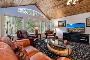 Smart TV, fireplace, books - Discover tranquility in this upscale vacation rental nestled in Superior, MT (Superior)