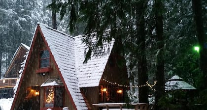 Charmantes Cedar Chalet mit eigenem Whirlpool und Feuerstelle