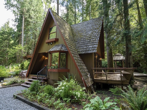 Charming Cedar Chalet with Amazing Cedar Soaking Tub in Covered Gazebo