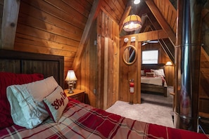 2 bedrooms, free WiFi, bed sheets, wheelchair access - Charming Chalet-Private Cedar Soaking Tub-Snowline-Owner Managed (Glacier)