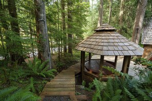 Property grounds - Charming Chalet-Private Cedar Soaking Tub-Snowline-Owner Managed (Glacier)