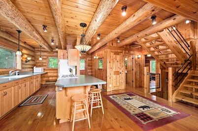 Beautiful Log home-Lake Superior view, peaceful, wooded, private, convenient 