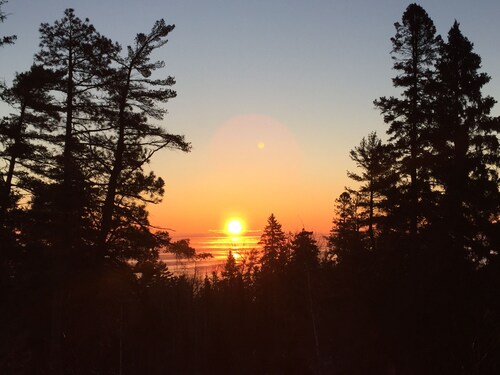Log home-Lake Superior view, peaceful, wooded, private, near trails, Wood Sauna