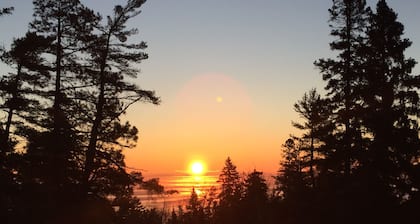 Log home-Lake Superior view, peaceful, wooded, private, near trails, Wood Sauna
