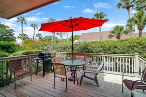 Outdoor dining - Beach Lover's Retreat End Unit Villa House w Pet-Private Beach  (Hilton Head Island)