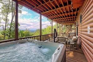Outdoor spa tub - Stunning Views, 3 King Suites, Relax in Luxury - MasterPeace Cabin (Morganton)