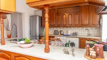 Fridge, oven, stovetop, coffee/tea maker