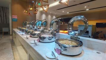 Daily buffet breakfast (CNY 38 per person)