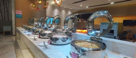 Daily buffet breakfast (CNY 38 per person)