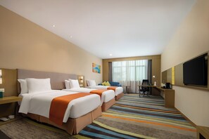 Zimmersafe, Schreibtisch, Verdunkelungsvorhänge, schallisolierte Zimmer