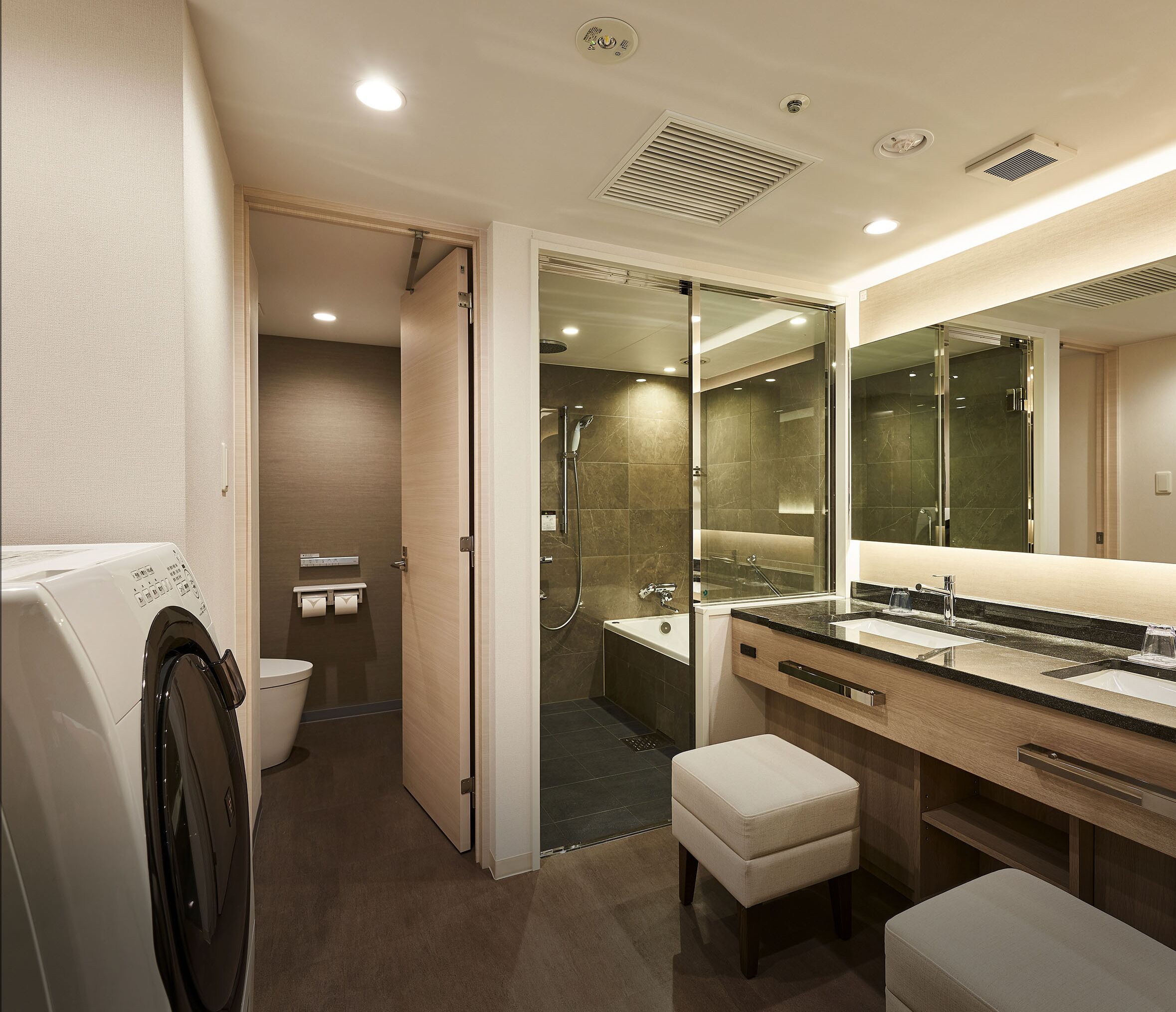 Separate bathtub and shower, deep-soaking bathtub, free toiletries