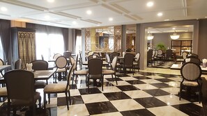 Päivittäinen buffetaamiainen (300 THB per henkilö)