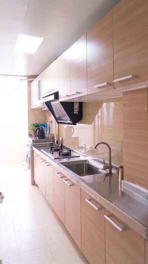 Apartemen | Dapur pribadi | Lemari es, microwave, kompor, dan mesin pencuci piring