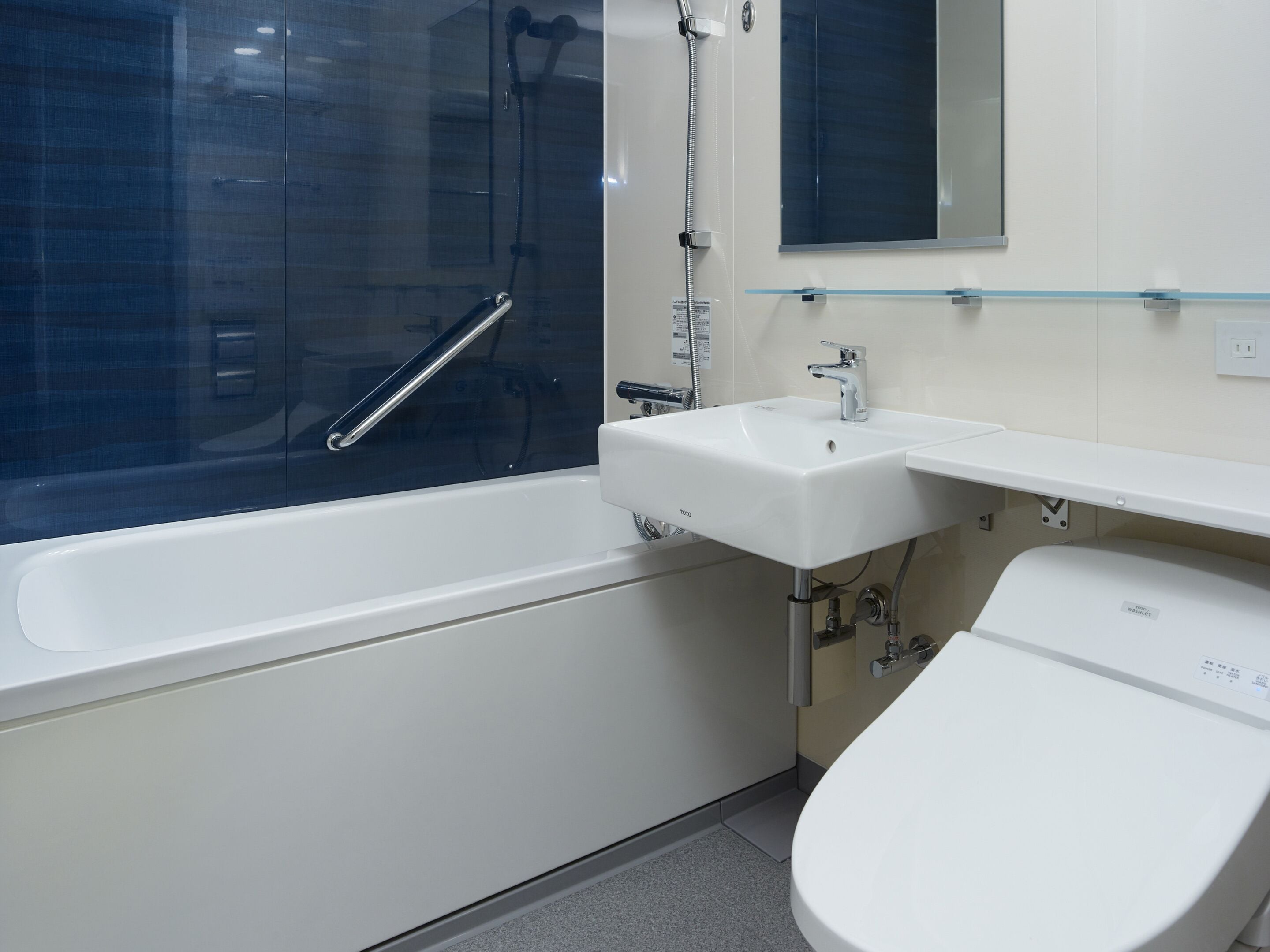 combined shower/bathtub, deep-soaking bathtub, free toiletries