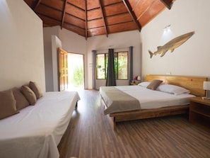 Chambre, plusieurs lits, vue jardin | Minibar, Wi-Fi gratuit, draps fournis