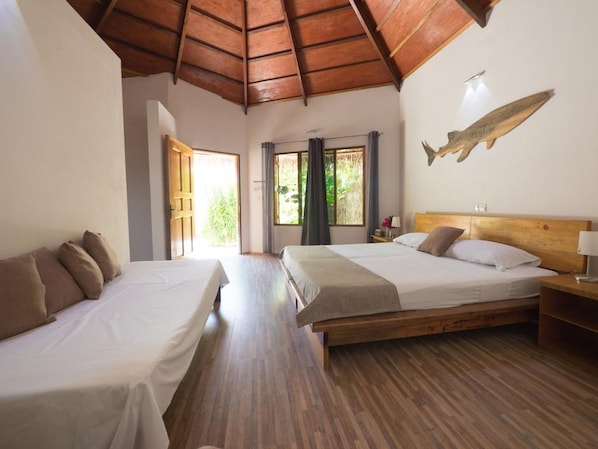 Habitación, varias camas, vistas al jardín | Minibar, wifi gratis, ropa de cama y accesible en silla de ruedas